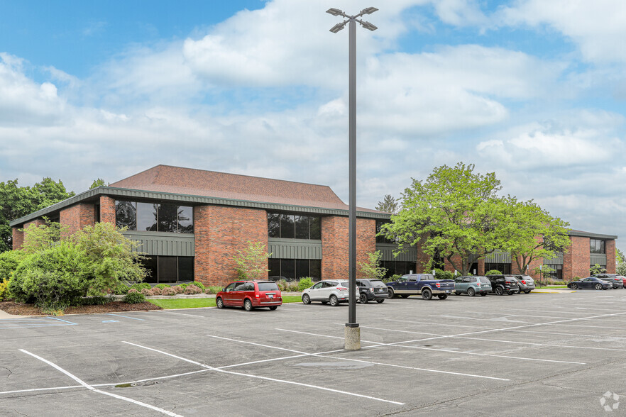 3040 Charlevoix Dr SE, Grand Rapids, MI à louer - Photo de l’immeuble – Image 1 sur 7