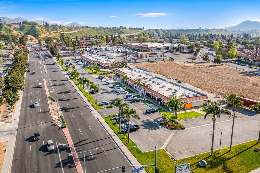 1035-1091 S Mt Vernon Ave, Colton, CA à louer - Photo de l’immeuble – Image 1 sur 4