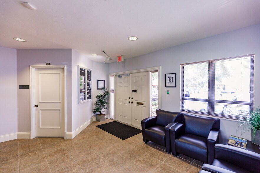 12553 New Brittany Blvd, Fort Myers, FL à louer - Photo de l’immeuble – Image 2 sur 8