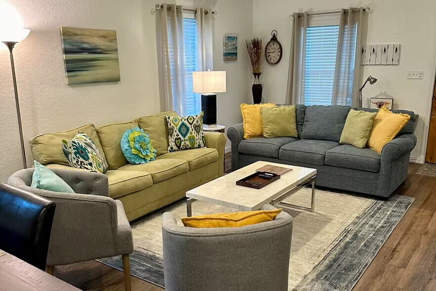 747 Oasis St, New Braunfels, TX à vendre - Photo de l’immeuble – Image 3 sur 18