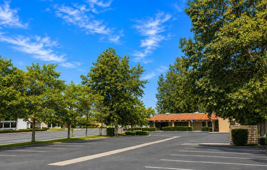 100 S Imperial Hwy, Anaheim, CA à vendre - Photo principale – Image 1 sur 4