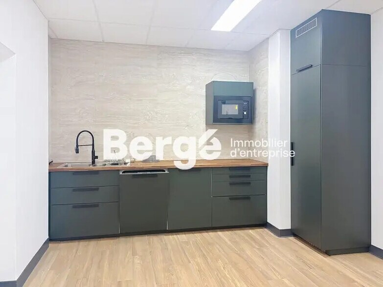 Bureau dans Biot à louer - Photo de l’immeuble – Image 2 sur 17