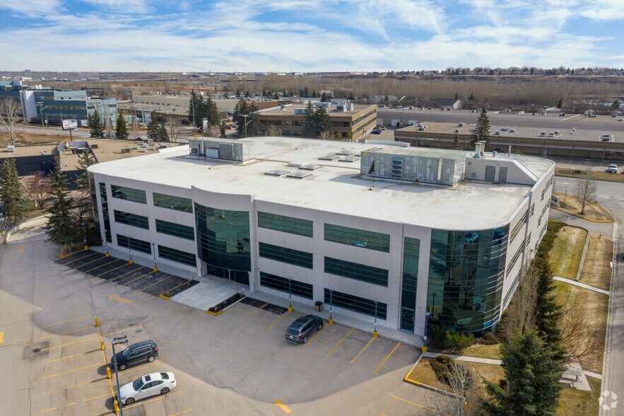 6025 11th St SE, Calgary, AB à louer - Photo de l’immeuble – Image 3 sur 11