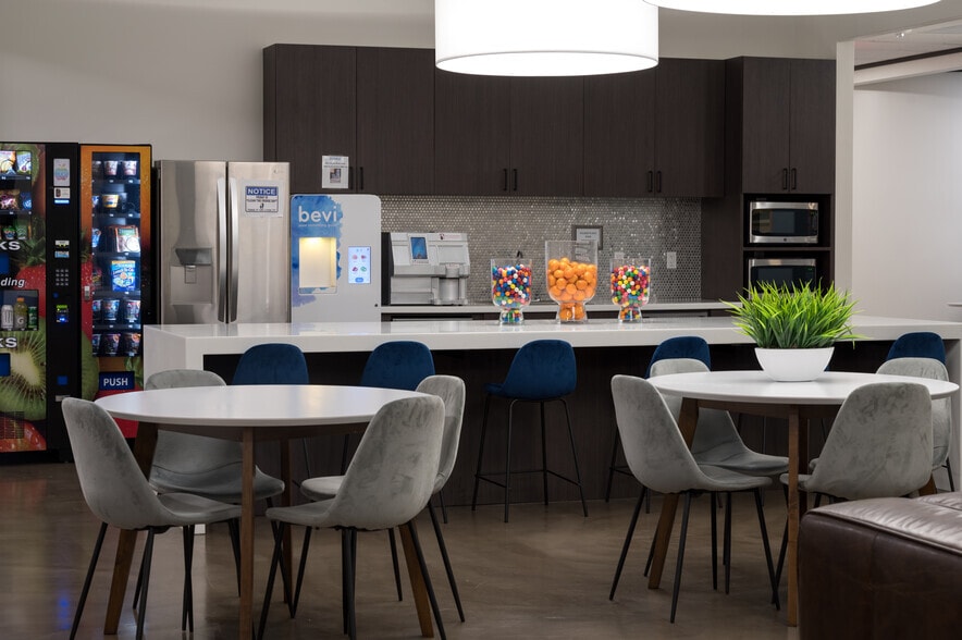 84 NE Loop 410, San Antonio, TX à louer - Photo intérieure – Image 3 sur 12