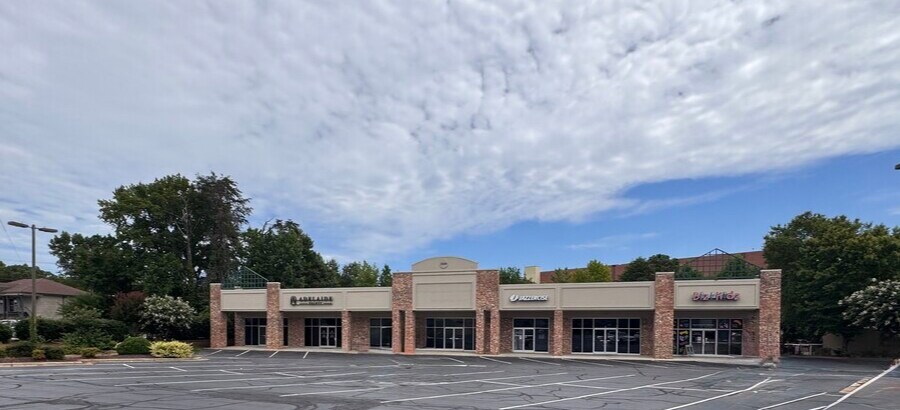 2500 Battleground Ave, Greensboro, NC à louer - Photo de l’immeuble – Image 3 sur 6