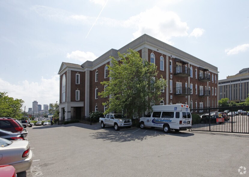 1919 Charlotte Ave, Nashville, TN à louer - Photo principale – Image 1 sur 8