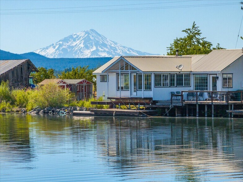 42079 River Bank rd, Fall River Mills, CA à vendre - Photo principale – Image 1 sur 16