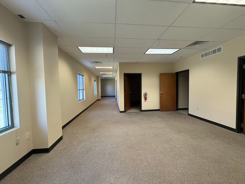 100 NE Missouri Rd, Lee's Summit, MO à vendre - Photo intérieure – Image 3 sur 11