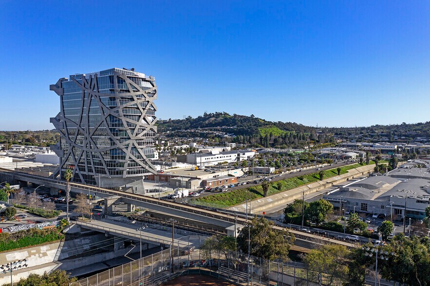 5790 W Jefferson Blvd, Los Angeles, CA à louer - Photo de l’immeuble – Image 2 sur 13