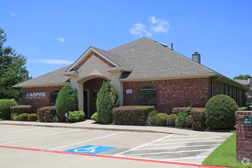 124 W Harwood Rd, Hurst, TX à louer - Photo principale – Image 1 sur 12