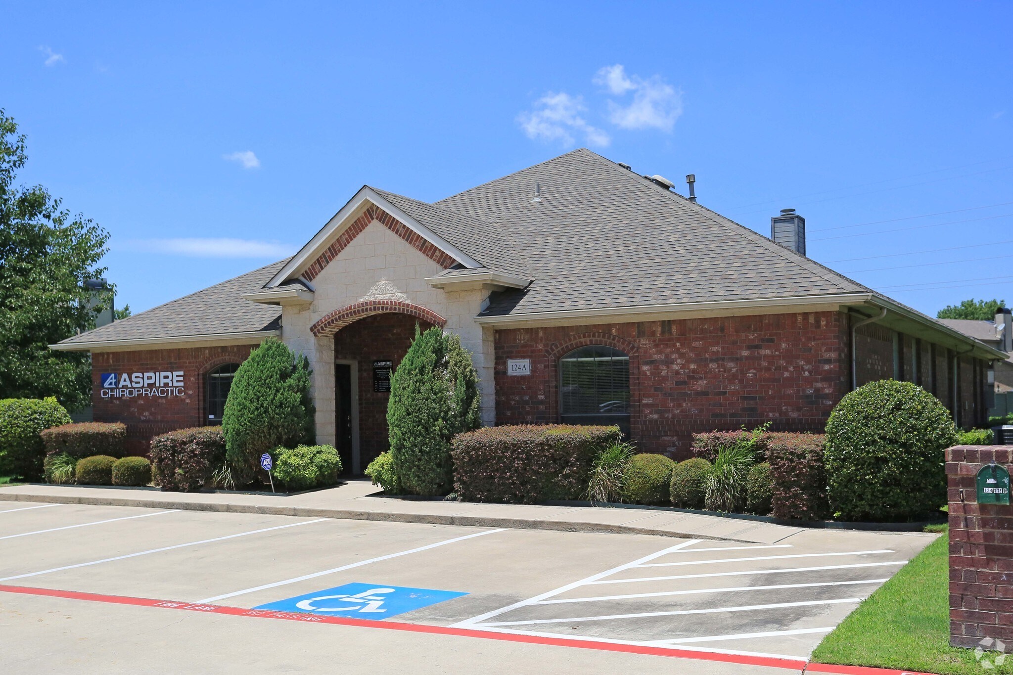 124 W Harwood Rd, Hurst, TX à louer Photo principale– Image 1 sur 13