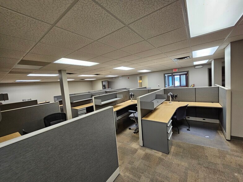 10233 W Greenfield Ave, West Allis, WI à louer - Photo intérieure – Image 3 sur 19
