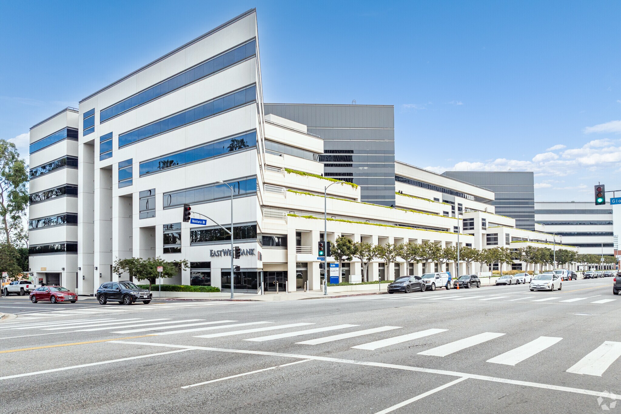 15821 Ventura Blvd, Encino, CA à louer Photo principale– Image 1 sur 15