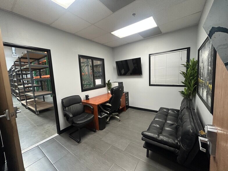 675 E Cochran St, Simi Valley, CA à louer - Photo de l’immeuble – Image 2 sur 7