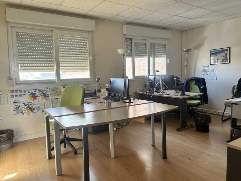 Bureau dans Chassieu à louer - Photo de l’immeuble – Image 3 sur 7