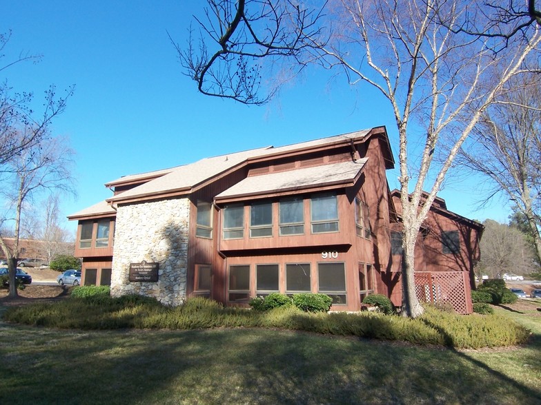 910 Martin Luther King Jr Blvd, Chapel Hill, NC à louer - Photo de l’immeuble – Image 2 sur 5