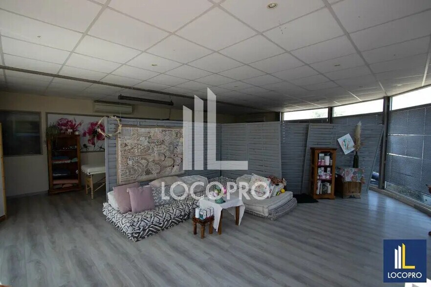 Local d'activités dans Saint-Cannat à vendre - Photo de l’immeuble – Image 2 sur 2