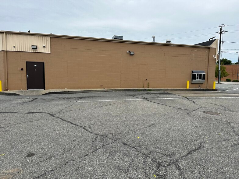1584 Warwick Ave, Warwick, RI à louer - Photo de l’immeuble – Image 3 sur 8