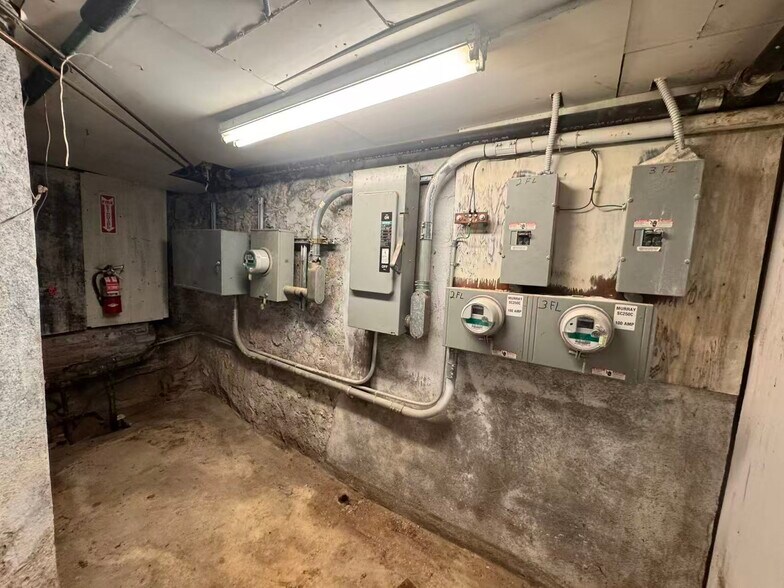 30-72 Steinway St, Long Island City, NY à vendre - Photo de l’immeuble – Image 3 sur 7