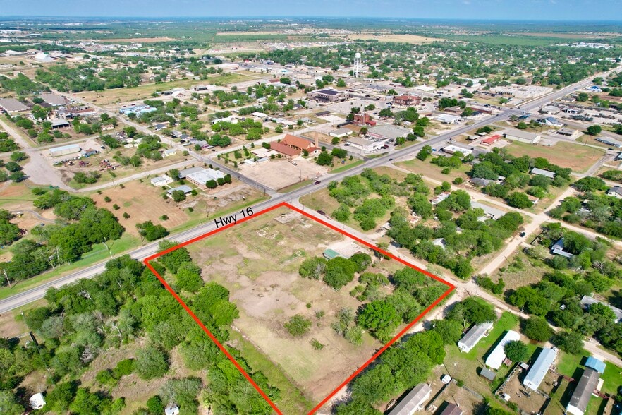 613 Maple St, Jourdanton, TX à vendre - Aérien – Image 1 sur 14