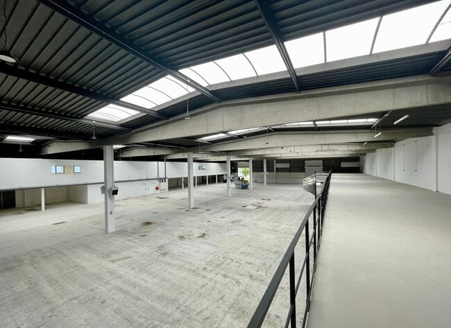 Plus de détails pour Local d'activités à louer