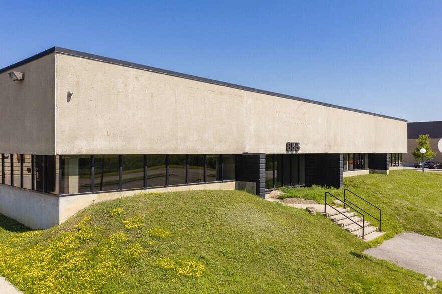 2750 Av Francis-Hughes, Laval, QC à louer - Photo de l’immeuble – Image 2 sur 7