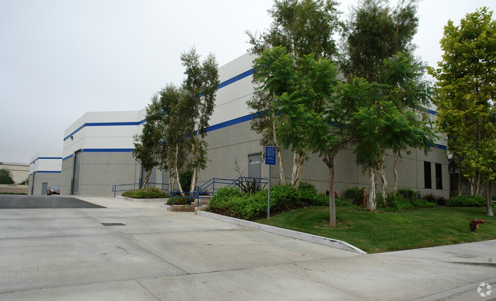 845 E Easy St, Simi Valley, CA à louer - Photo de l’immeuble – Image 2 sur 15