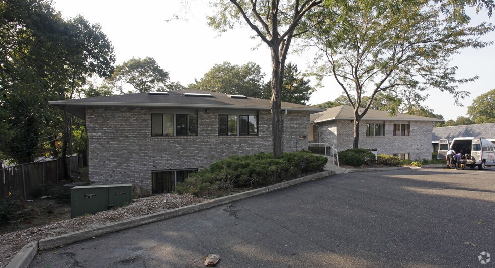 373 Hauppauge Rd, Smithtown, NY à vendre - Photo de l’immeuble – Image 3 sur 3