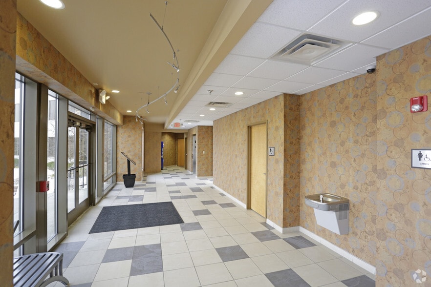 7000 Stonewood Dr, Wexford, PA à louer - Hall d’entrée – Image 3 sur 7