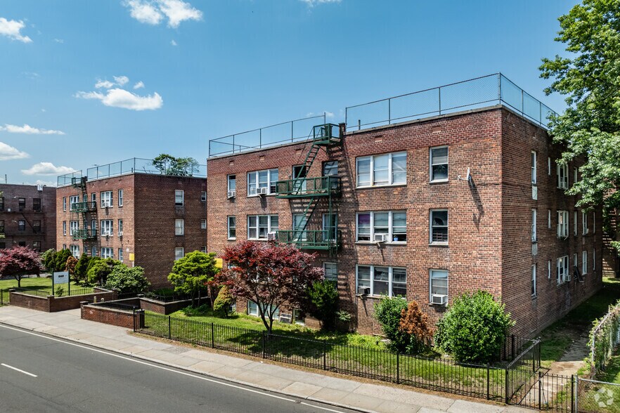 565 Fulton Ave, Hempstead, NY à vendre - Photo de l’immeuble – Image 2 sur 4