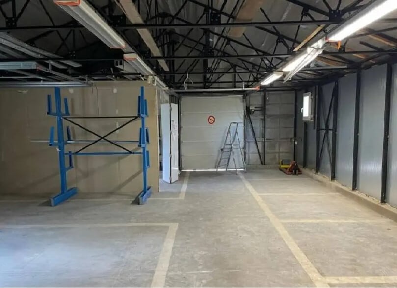 Local d’activités dans Val-de-Reuil à louer - Photo de l’immeuble – Image 2 sur 8