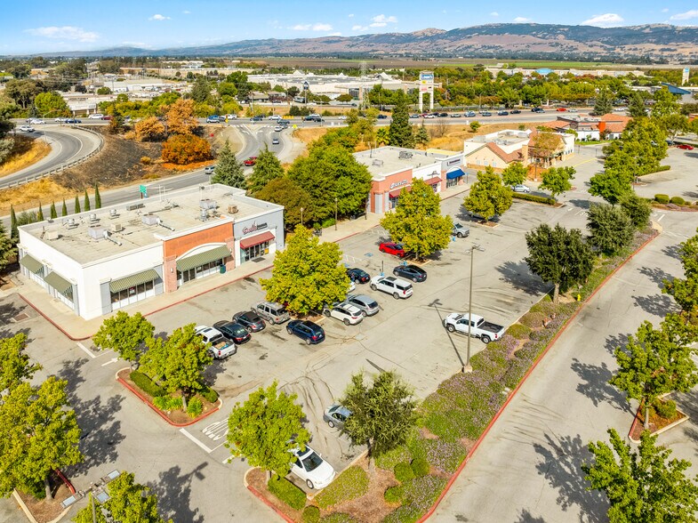 6905 Camino Arroyo, Gilroy, CA à vendre - Photo de l’immeuble – Image 3 sur 7