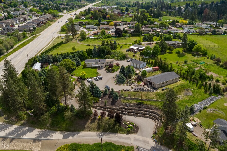 1605 Garner Rd, Kelowna, BC à louer - Photo de l’immeuble – Image 2 sur 22