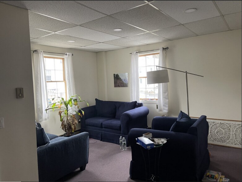 111 Church Hill Rd, Sandy Hook, CT à louer - Photo de l’immeuble – Image 2 sur 6