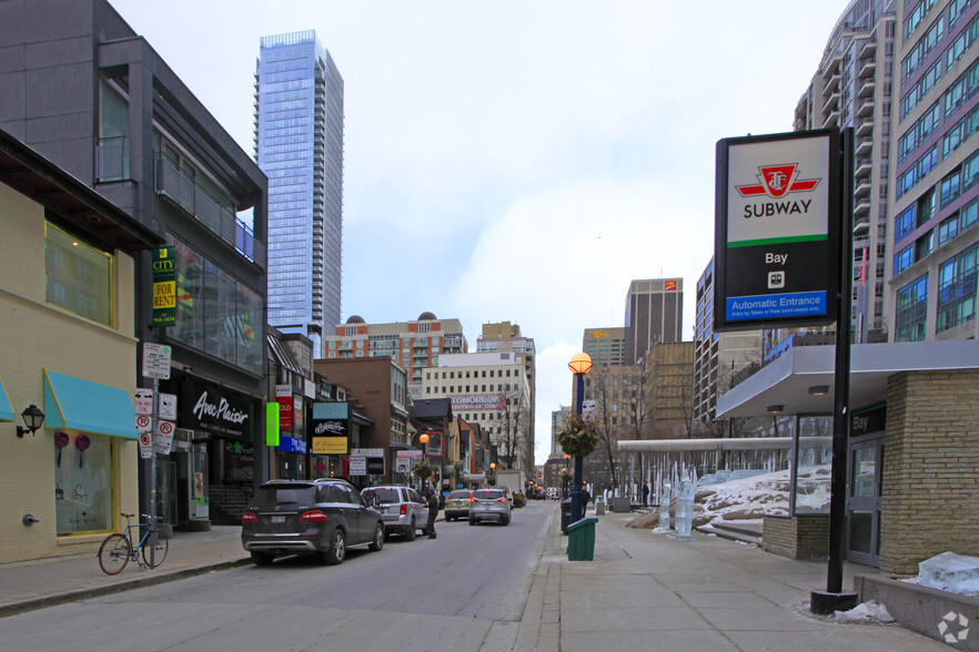 132 Cumberland St, Toronto, ON à louer - Photo de l’immeuble – Image 3 sur 3