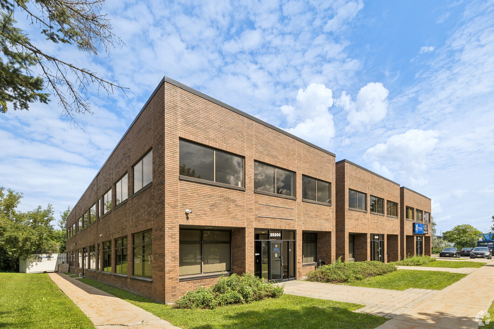 2520 St Laurent Blvd, Ottawa, ON à louer Photo de l’immeuble– Image 1 sur 2