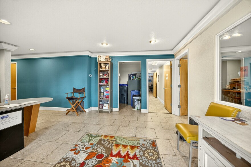 3100 Merriman Rd, Medford, OR à vendre - Hall d’entrée – Image 2 sur 27