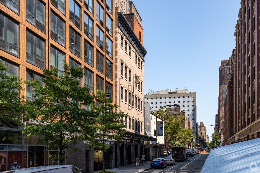 437 W 16th St, New York, NY à louer - Photo de l’immeuble – Image 3 sur 4