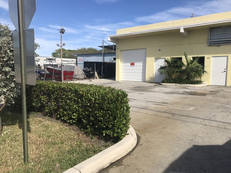 418-432 S Dixie Hwy E, Pompano Beach, FL à louer - Photo de l’immeuble – Image 1 sur 13