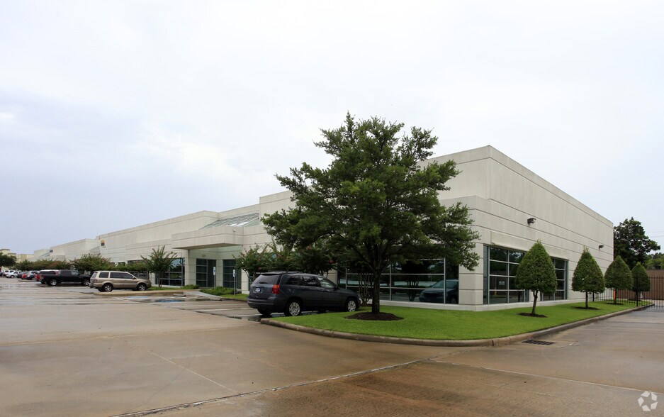 11275 South Sam Houston Parkway West, Houston, TX à louer - Photo de l’immeuble – Image 2 sur 3