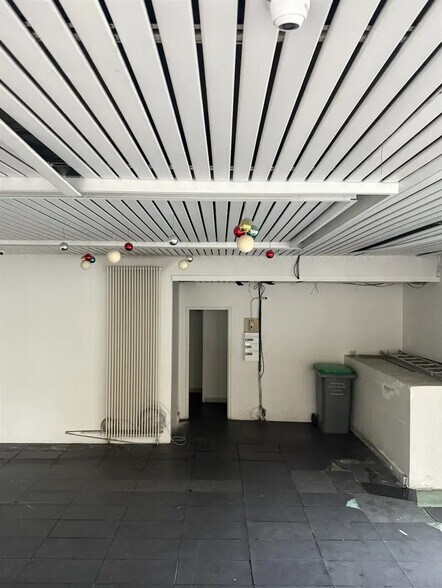 Local commercial dans Paris à louer - Photo de l’immeuble – Image 2 sur 4