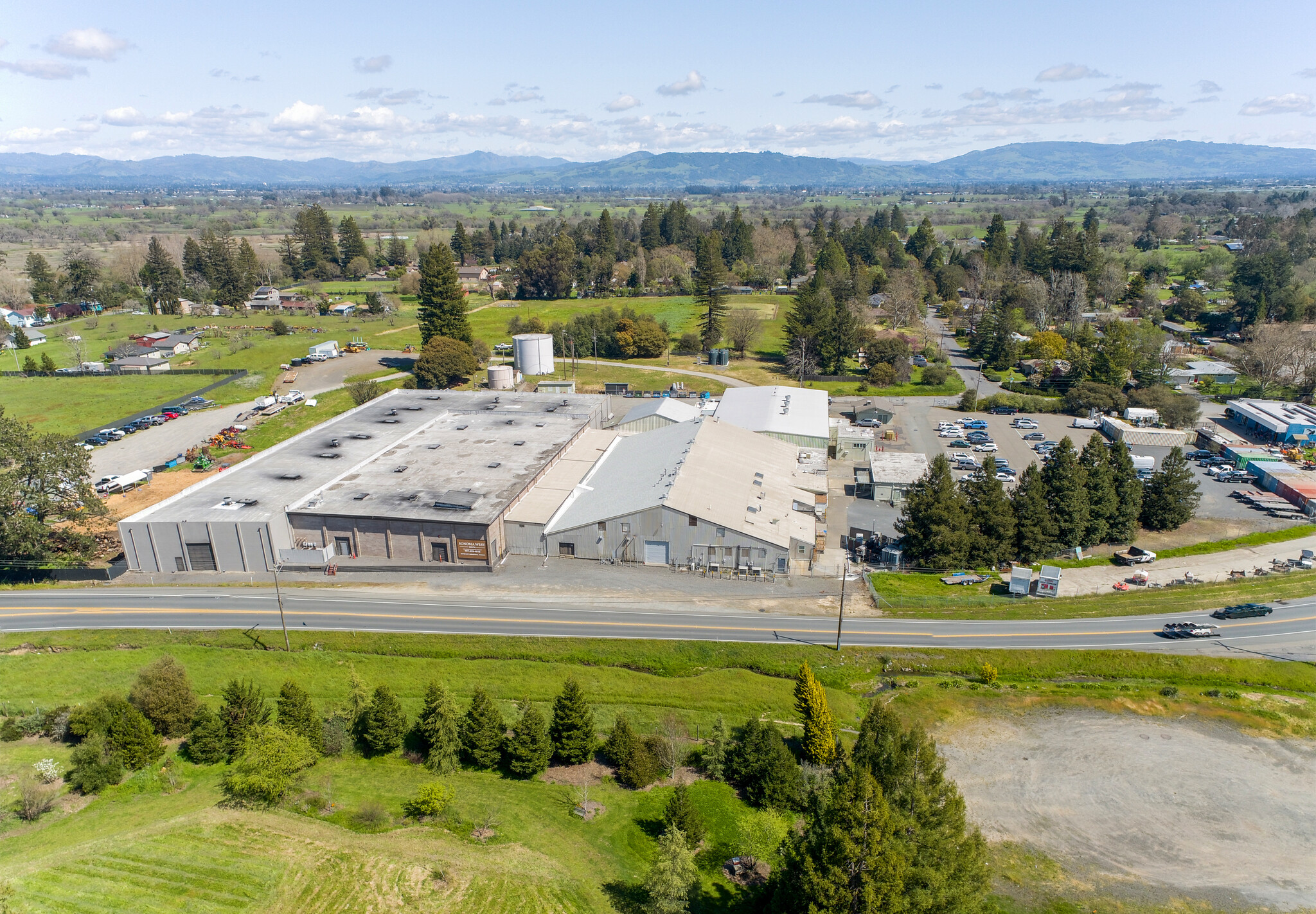 1365 Gravenstein Hwy South, Sebastopol, CA à louer Aérien– Image 1 sur 4