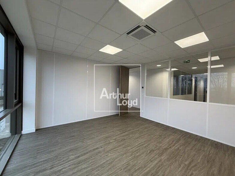1 Rue Henry Delbast, Croissy-Beaubourg à louer - Photo de l’immeuble – Image 2 sur 5