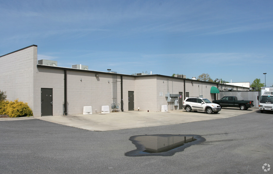 4634 Hicone Rd, Greensboro, NC à louer - Photo de l’immeuble – Image 2 sur 7