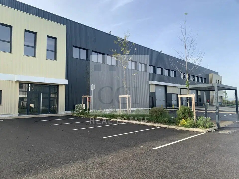 22 Rue Des Freres Lumiere, Saint-Bonnet-de-Mure à louer Photo de l’immeuble– Image 1 sur 25