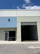 7948-7966 SW Jack James Dr, Stuart, FL à louer Photo intérieure– Image 1 sur 8