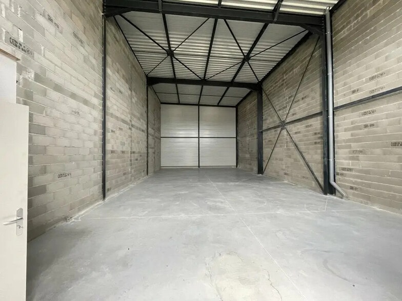 Local d’activités dans Avignon à louer - Photo de l’immeuble – Image 2 sur 3