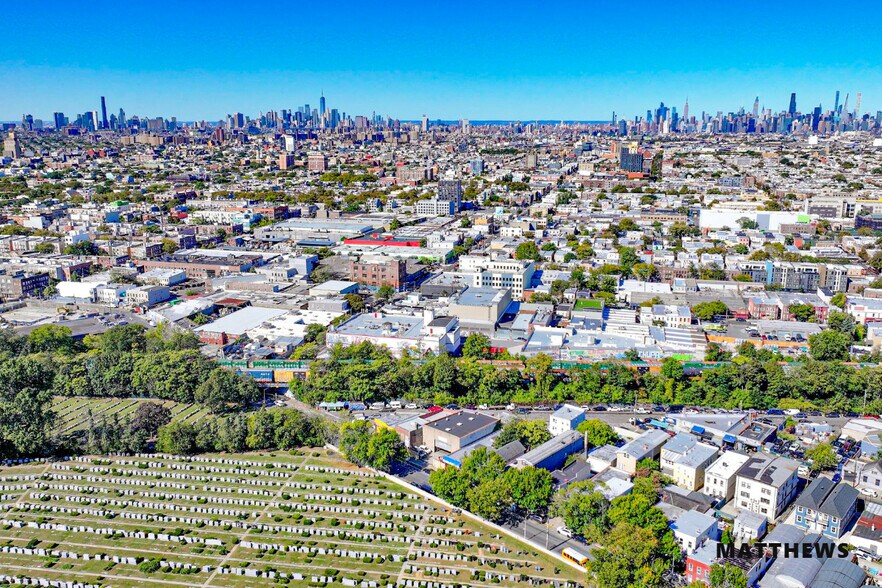 57-25 Cooper Ave, Glendale, NY à vendre - Photo de l’immeuble – Image 2 sur 3