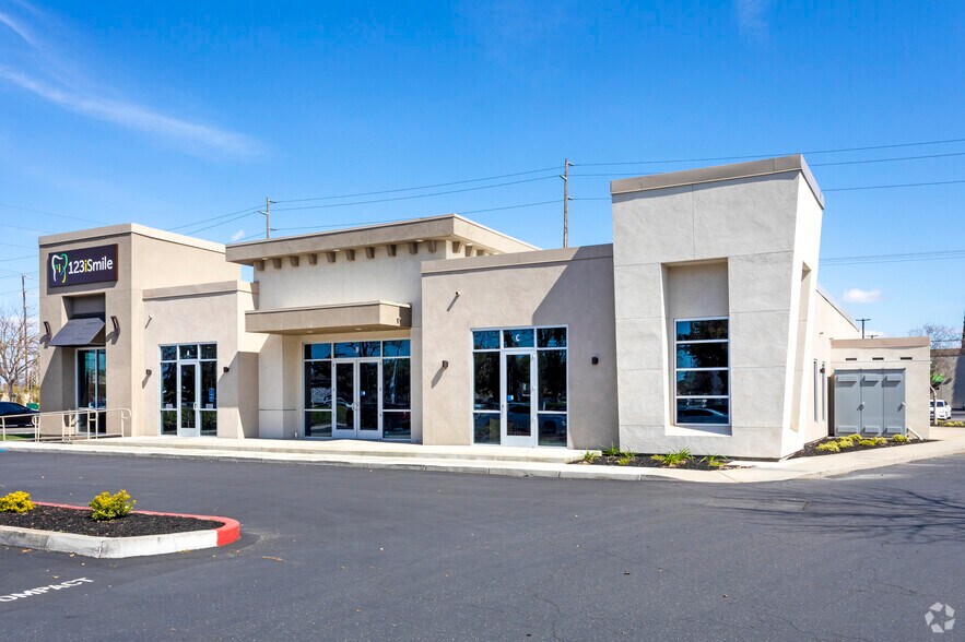 1750 Standiford Ave, Modesto, CA à louer - Photo principale – Image 1 sur 4