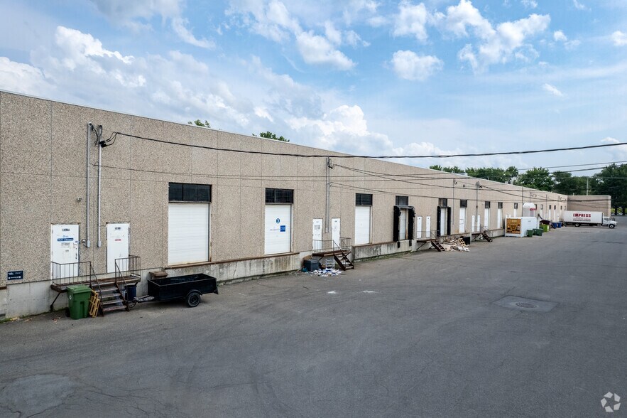 9681-9725 Rue Clément, Montréal, QC à louer - Photo de l’immeuble – Image 3 sur 4